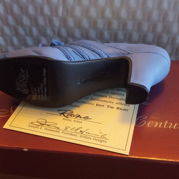 Just The Right Shoe  By Raine Class Act  Mini Figurine 25042 - Picture 10 of 12